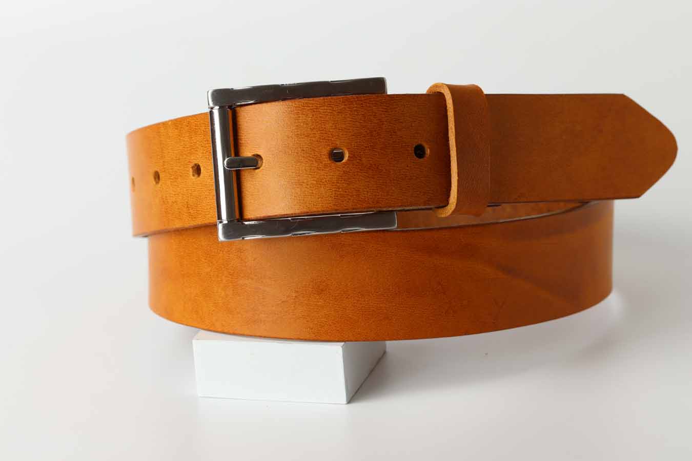 Leather men's belt in tan